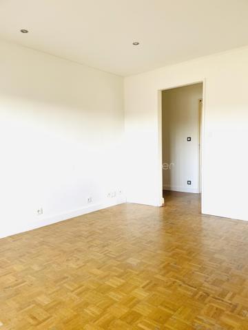 A Champigny-Sur-Marne, une occasion à ne pas laisser passer dans le quartier de Coeuilly - l'un des secteurs résidentiels les plus prisés et cotés de la commune : cet appartement lumineux au calme , niché dans une petite copropriété sécurisée, séduit par ses volumes optimisés et sa luminosité.

UN CARDE DE VIE SECURISE ET PRESERVE 
digicode, interphone, ascenseur, jardin privatif de la résidence : tout ici est pensé pour la tranquillité. au calme 

 Venez découvrir cet appartement lumineux et dont chaque espace est optimisé .

DES ESPACES DE VIE PENSES DANS LES MOINDRES DETAILS
L'appartement se compose d'une entrée avec placards intégrés,  désservant un salon/ salle à manger orienté Sud ouvrant sur un balcon où disposer une table ou un transat , d'une cuisine equipée Vrai plus, rare dans un T3:   espace cellier et buanderie avec iles arrivées d'eau pour lave linge et de l'espace de stockage.

LA PREMIERE PHOTO DU SALON EST UN AGENCEMENT GENERE PAR LOGICIEL POUR VOUS PERMETTRE D'IMAGINER LA PIECE MEUBLEE ET DECOREE 

UN ESPACE NUIT CALME ET FONCTIONNEL
Coté nuit, la chambre parentale  et la seconde chambre sont au calme et donnent sur le jardin de la residence
La salle d'eau est entierement rénovée avec une grande douche italienne .  WC séparé 


LE CONFORT AU QIOTIDIEN
Du parquet en bois et des doubles vitrages donnent à ce bien tout le confort nécessaire 
Une cave et un boxe fermé complètent ce bien

UN EMPLACEMENT IDEAL POUR LES FAMILLES
EDUCATION : cet appartementc bénéficie d'une excellente proximité avec les infrastructures scolaires du quartier Coeuilly. La plupart des établissements se trouvent dans un rayon de marche très accessible pour les familles: Le secteur est rattaché au groupe scolaire de Coeuilly, particulièrement apprécié des habitants : creches, ecoles maternelle ( École Maternelle Coeuilly Centre, École Élémentaire Coeuilly, collège Willy Ronis,  sont à quelques minutes à pied.

COMMERCES: L'appartement situé au cœur de Coeuilly bénéficie de nombreux  commerces de proximité, du marché de Coeuilly, et a quelques minutes en bus ou en voiture du Centre Commercial Pince Vent  

TRANSPORTS : bus 208 et 308 dans un rayon de 200m  de l'appartement / RER :  le Bus 308 vous dépose directement devant la gare RER de Villiers sur Marne  en seulement 10 à 12 minutes.
Une occasion à ne pas laisser passer dans un secteur résidentiel très recherché : cet appartement au calme absolu, niché dans une petite copropriété sécurisée, séduit par ses volumes optimisés et sa luminosité. Que vous soyez seul, en couple ou avec enfants, cet appartement vous séduira. .

Un bien de qualité, un secteur recherché, un prix compétitif. À visiter sans attendre!