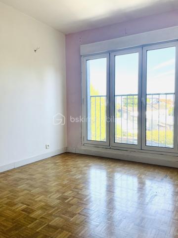 A Champigny-Sur-Marne, une occasion à ne pas laisser passer dans le quartier de Coeuilly - l'un des secteurs résidentiels les plus prisés et cotés de la commune : cet appartement lumineux au calme , niché dans une petite copropriété sécurisée, séduit par ses volumes optimisés et sa luminosité.

UN CARDE DE VIE SECURISE ET PRESERVE 
digicode, interphone, ascenseur, jardin privatif de la résidence : tout ici est pensé pour la tranquillité. au calme 

 Venez découvrir cet appartement lumineux et dont chaque espace est optimisé .

DES ESPACES DE VIE PENSES DANS LES MOINDRES DETAILS
L'appartement se compose d'une entrée avec placards intégrés,  désservant un salon/ salle à manger orienté Sud ouvrant sur un balcon où disposer une table ou un transat , d'une cuisine equipée Vrai plus, rare dans un T3:   espace cellier et buanderie avec iles arrivées d'eau pour lave linge et de l'espace de stockage.

LA PREMIERE PHOTO DU SALON EST UN AGENCEMENT GENERE PAR LOGICIEL POUR VOUS PERMETTRE D'IMAGINER LA PIECE MEUBLEE ET DECOREE 

UN ESPACE NUIT CALME ET FONCTIONNEL
Coté nuit, la chambre parentale  et la seconde chambre sont au calme et donnent sur le jardin de la residence
La salle d'eau est entierement rénovée avec une grande douche italienne .  WC séparé 


LE CONFORT AU QIOTIDIEN
Du parquet en bois et des doubles vitrages donnent à ce bien tout le confort nécessaire 
Une cave et un boxe fermé complètent ce bien

UN EMPLACEMENT IDEAL POUR LES FAMILLES
EDUCATION : cet appartementc bénéficie d'une excellente proximité avec les infrastructures scolaires du quartier Coeuilly. La plupart des établissements se trouvent dans un rayon de marche très accessible pour les familles: Le secteur est rattaché au groupe scolaire de Coeuilly, particulièrement apprécié des habitants : creches, ecoles maternelle ( École Maternelle Coeuilly Centre, École Élémentaire Coeuilly, collège Willy Ronis,  sont à quelques minutes à pied.

COMMERCES: L'appartement situé au cœur de Coeuilly bénéficie de nombreux  commerces de proximité, du marché de Coeuilly, et a quelques minutes en bus ou en voiture du Centre Commercial Pince Vent  

TRANSPORTS : bus 208 et 308 dans un rayon de 200m  de l'appartement / RER :  le Bus 308 vous dépose directement devant la gare RER de Villiers sur Marne  en seulement 10 à 12 minutes.
Une occasion à ne pas laisser passer dans un secteur résidentiel très recherché : cet appartement au calme absolu, niché dans une petite copropriété sécurisée, séduit par ses volumes optimisés et sa luminosité. Que vous soyez seul, en couple ou avec enfants, cet appartement vous séduira. .

Un bien de qualité, un secteur recherché, un prix compétitif. À visiter sans attendre!