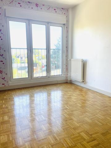 A Champigny-Sur-Marne, une occasion à ne pas laisser passer dans le quartier de Coeuilly - l'un des secteurs résidentiels les plus prisés et cotés de la commune : cet appartement lumineux au calme , niché dans une petite copropriété sécurisée, séduit par ses volumes optimisés et sa luminosité.

UN CARDE DE VIE SECURISE ET PRESERVE 
digicode, interphone, ascenseur, jardin privatif de la résidence : tout ici est pensé pour la tranquillité. au calme 

 Venez découvrir cet appartement lumineux et dont chaque espace est optimisé .

DES ESPACES DE VIE PENSES DANS LES MOINDRES DETAILS
L'appartement se compose d'une entrée avec placards intégrés,  désservant un salon/ salle à manger orienté Sud ouvrant sur un balcon où disposer une table ou un transat , d'une cuisine equipée Vrai plus, rare dans un T3:   espace cellier et buanderie avec iles arrivées d'eau pour lave linge et de l'espace de stockage.

LA PREMIERE PHOTO DU SALON EST UN AGENCEMENT GENERE PAR LOGICIEL POUR VOUS PERMETTRE D'IMAGINER LA PIECE MEUBLEE ET DECOREE 

UN ESPACE NUIT CALME ET FONCTIONNEL
Coté nuit, la chambre parentale  et la seconde chambre sont au calme et donnent sur le jardin de la residence
La salle d'eau est entierement rénovée avec une grande douche italienne .  WC séparé 


LE CONFORT AU QIOTIDIEN
Du parquet en bois et des doubles vitrages donnent à ce bien tout le confort nécessaire 
Une cave et un boxe fermé complètent ce bien

UN EMPLACEMENT IDEAL POUR LES FAMILLES
EDUCATION : cet appartementc bénéficie d'une excellente proximité avec les infrastructures scolaires du quartier Coeuilly. La plupart des établissements se trouvent dans un rayon de marche très accessible pour les familles: Le secteur est rattaché au groupe scolaire de Coeuilly, particulièrement apprécié des habitants : creches, ecoles maternelle ( École Maternelle Coeuilly Centre, École Élémentaire Coeuilly, collège Willy Ronis,  sont à quelques minutes à pied.

COMMERCES: L'appartement situé au cœur de Coeuilly bénéficie de nombreux  commerces de proximité, du marché de Coeuilly, et a quelques minutes en bus ou en voiture du Centre Commercial Pince Vent  

TRANSPORTS : bus 208 et 308 dans un rayon de 200m  de l'appartement / RER :  le Bus 308 vous dépose directement devant la gare RER de Villiers sur Marne  en seulement 10 à 12 minutes.
Une occasion à ne pas laisser passer dans un secteur résidentiel très recherché : cet appartement au calme absolu, niché dans une petite copropriété sécurisée, séduit par ses volumes optimisés et sa luminosité. Que vous soyez seul, en couple ou avec enfants, cet appartement vous séduira. .

Un bien de qualité, un secteur recherché, un prix compétitif. À visiter sans attendre!
