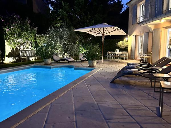 Exclusivité, Maison de charme au coeur du Golf de Pont Royal avec piscine et garage double