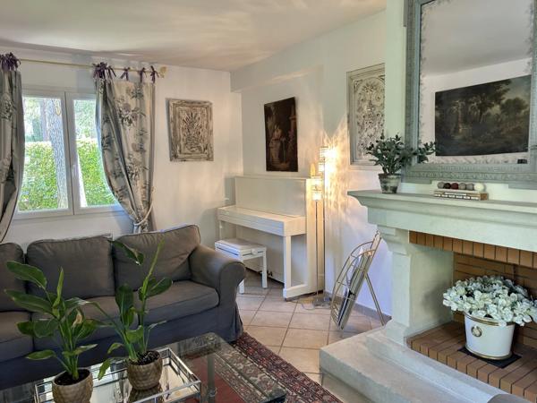 Exclusivité, Maison de charme au coeur du Golf de Pont Royal avec piscine et garage double