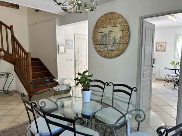 Exclusivité, Maison de charme au coeur du Golf de Pont Royal avec piscine et garage double