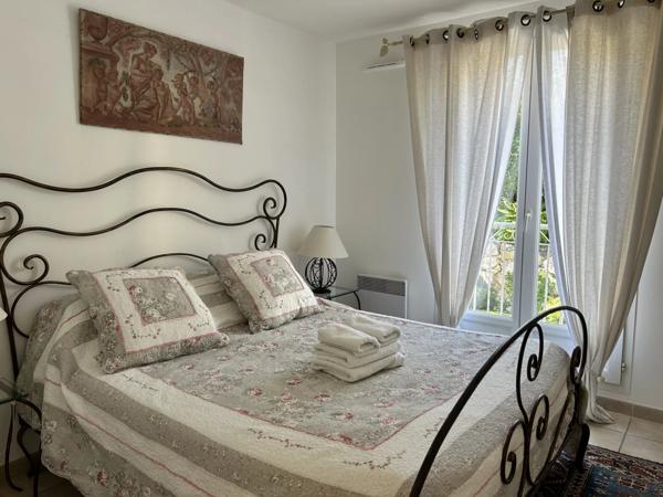 Exclusivité, Maison de charme au coeur du Golf de Pont Royal avec piscine et garage double