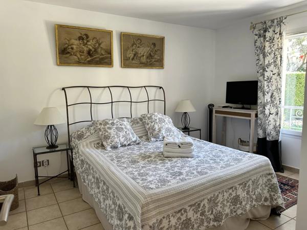 Exclusivité, Maison de charme au coeur du Golf de Pont Royal avec piscine et garage double