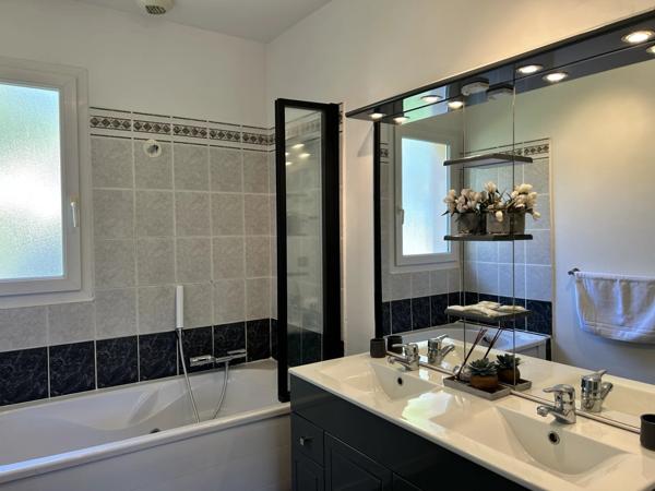 Exclusivité, Maison de charme au coeur du Golf de Pont Royal avec piscine et garage double