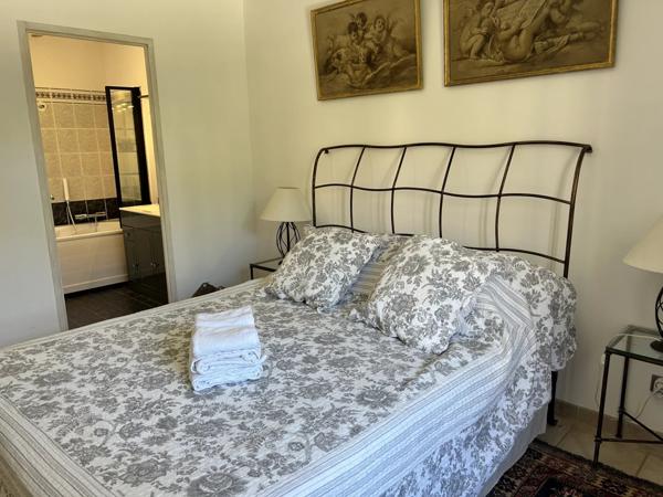 Exclusivité, Maison de charme au coeur du Golf de Pont Royal avec piscine et garage double