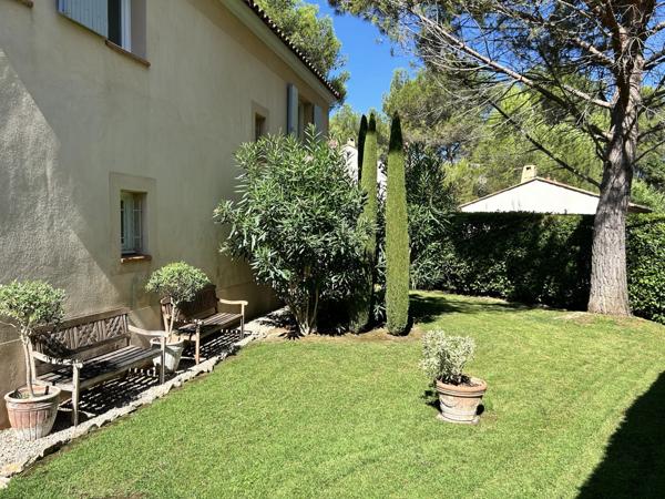 Exclusivité, Maison de charme au coeur du Golf de Pont Royal avec piscine et garage double