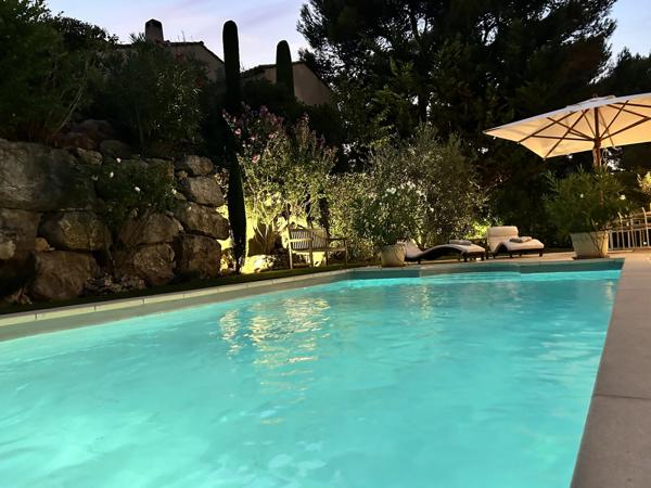 Exclusivité, Maison de charme au coeur du Golf de Pont Royal avec piscine et garage double