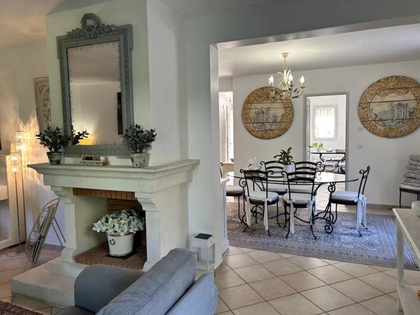 Exclusivité, Maison de charme au coeur du Golf de Pont Royal avec piscine et garage double