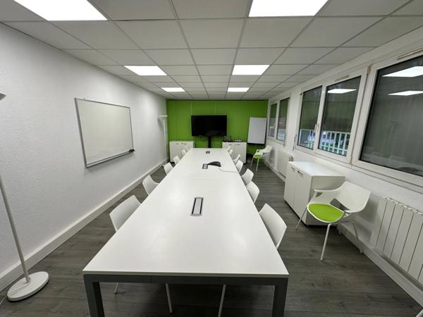 Bureau à louer VENISSIEUX (69), bureaux d'une surface totale de 74,57 m² + 3 places de parking