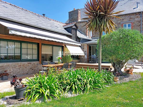 Maison hyper centre ville avec beau jardin arboré, suite parentale et cuisine de chef au coeur de Lamballe