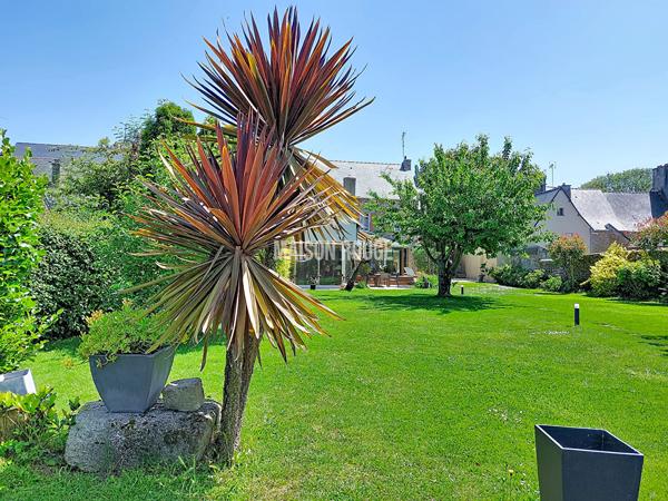 Maison hyper centre ville avec beau jardin arboré, suite parentale et cuisine de chef au coeur de Lamballe