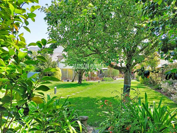Maison hyper centre ville avec beau jardin arboré, suite parentale et cuisine de chef au coeur de Lamballe