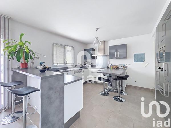 Maison traditionnelle 6 pièces de 186 m² à Gretz-Armainvilliers (77220)