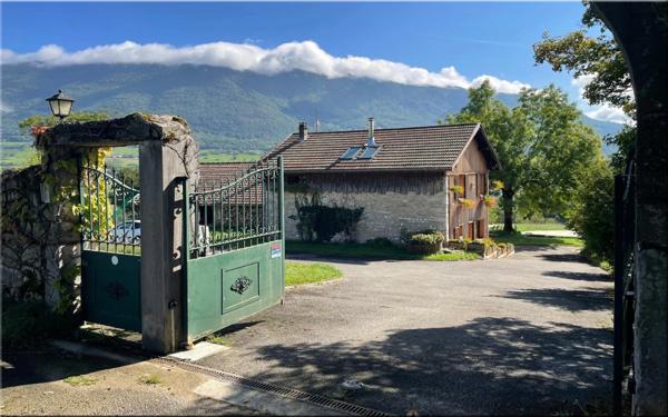 Propriete à vendre 8 pièces (01200) Corps de ferme du 19ᵉ siècle rénové, 1,2 hectares de nature et vue panoramique à couper le souffle !