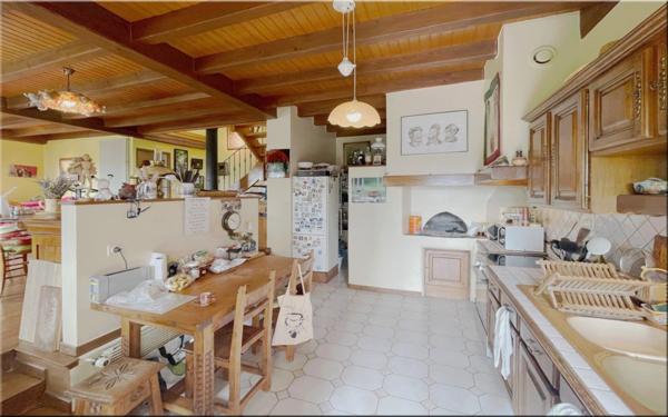 Propriete à vendre 8 pièces (01200) Corps de ferme du 19ᵉ siècle rénové, 1,2 hectares de nature et vue panoramique à couper le souffle !