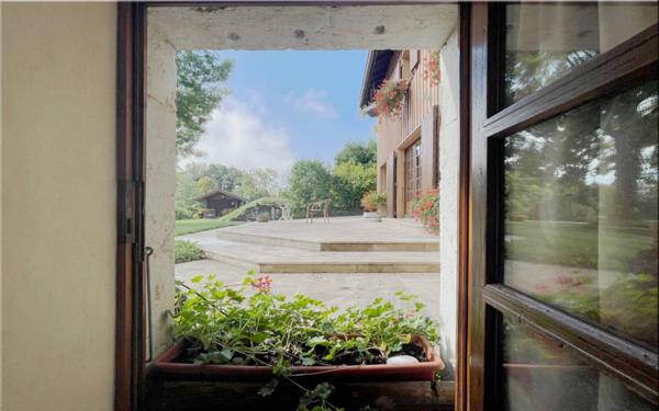 Propriete à vendre 8 pièces (01200) Corps de ferme du 19ᵉ siècle rénové, 1,2 hectares de nature et vue panoramique à couper le souffle !