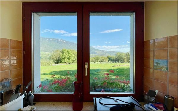 Propriete à vendre 8 pièces (01200) Corps de ferme du 19ᵉ siècle rénové, 1,2 hectares de nature et vue panoramique à couper le souffle !