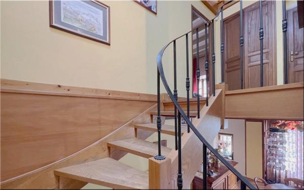 Propriete à vendre 8 pièces (01200) Corps de ferme du 19ᵉ siècle rénové, 1,2 hectares de nature et vue panoramique à couper le souffle !