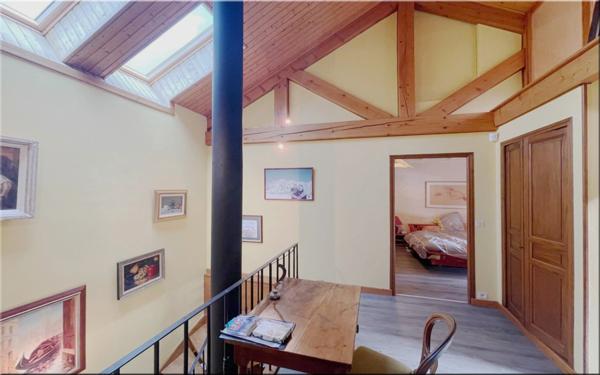 Propriete à vendre 8 pièces (01200) Corps de ferme du 19ᵉ siècle rénové, 1,2 hectares de nature et vue panoramique à couper le souffle !