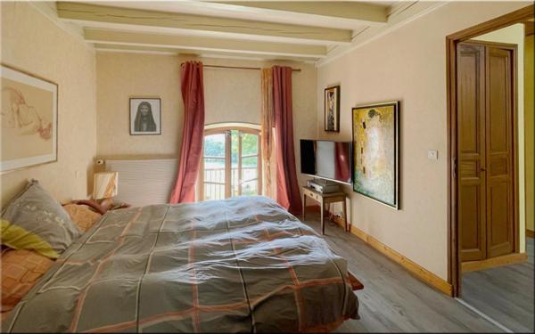 Propriete à vendre 8 pièces (01200) Corps de ferme du 19ᵉ siècle rénové, 1,2 hectares de nature et vue panoramique à couper le souffle !