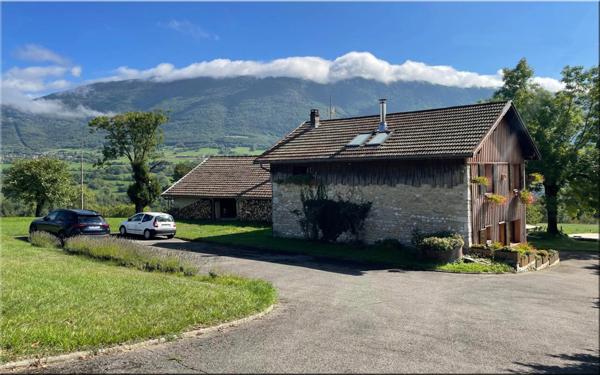 Propriete à vendre 8 pièces (01200) Corps de ferme du 19ᵉ siècle rénové, 1,2 hectares de nature et vue panoramique à couper le souffle !