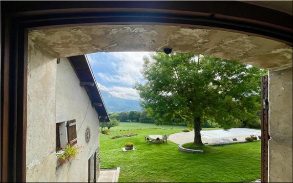 Propriete à vendre 8 pièces (01200) Corps de ferme du 19ᵉ siècle rénové, 1,2 hectares de nature et vue panoramique à couper le souffle !