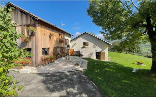 Propriete à vendre 8 pièces (01200) Corps de ferme du 19ᵉ siècle rénové, 1,2 hectares de nature et vue panoramique à couper le souffle !