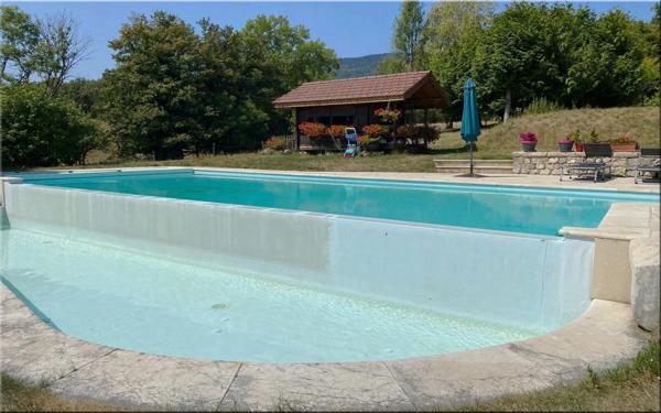 Propriete à vendre 8 pièces (01200) Corps de ferme du 19ᵉ siècle rénové, 1,2 hectares de nature et vue panoramique à couper le souffle !