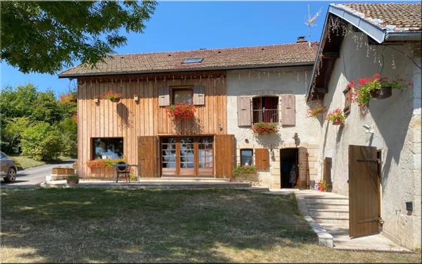 Propriete à vendre 8 pièces (01200) Corps de ferme du 19ᵉ siècle rénové, 1,2 hectares de nature et vue panoramique à couper le souffle !