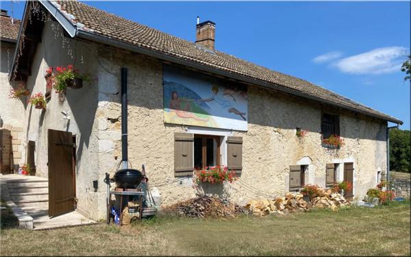 Propriete à vendre 8 pièces (01200) Corps de ferme du 19ᵉ siècle rénové, 1,2 hectares de nature et vue panoramique à couper le souffle !