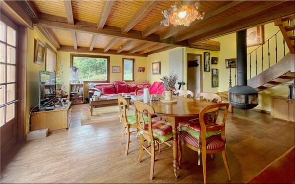 Propriete à vendre 8 pièces (01200) Corps de ferme du 19ᵉ siècle rénové, 1,2 hectares de nature et vue panoramique à couper le souffle !