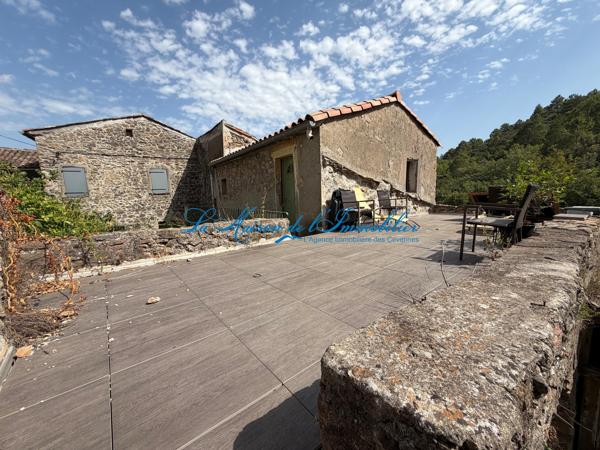 En fond d'impasse, avec vue sur les Cévennes mas en pierres de 350 m² de surface, 10 pièces et dépendances sur