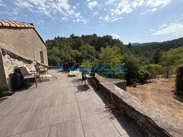 En fond d'impasse, avec vue sur les Cévennes mas en pierres de 350 m² de surface, 10 pièces et dépendances sur