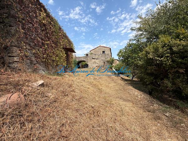En fond d'impasse, avec vue sur les Cévennes mas en pierres de 350 m² de surface, 10 pièces et dépendances sur