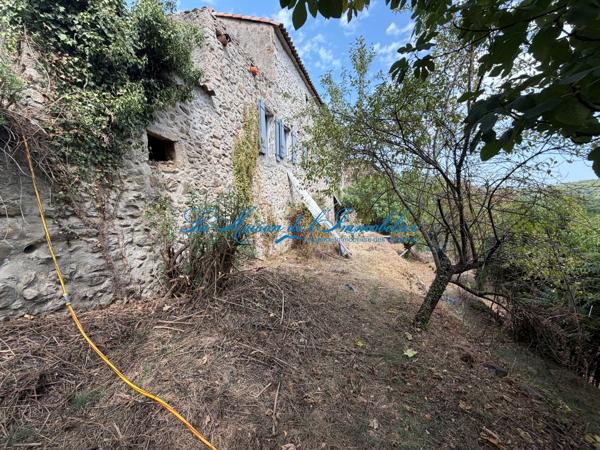 En fond d'impasse, avec vue sur les Cévennes mas en pierres de 350 m² de surface, 10 pièces et dépendances sur