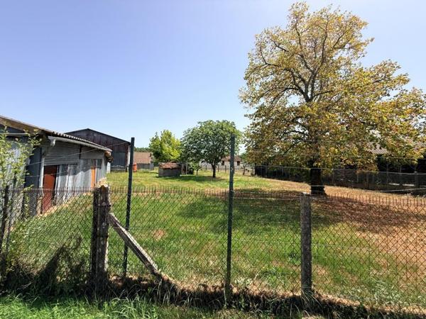 ST YZAN DE SOUDIAC TERRAIN 930 M² Saint-Yzan-de-Soudiac (33920)