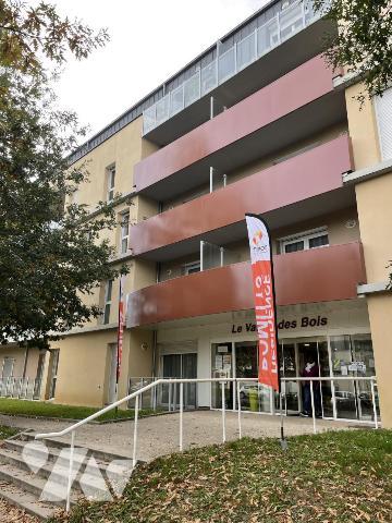 Appartement de type 2 avec balcon et parking.