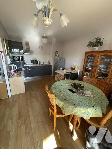 Appartement de type 2 avec balcon et parking.