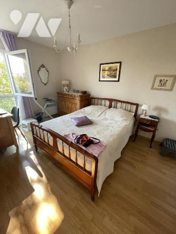 Appartement de type 2 avec balcon et parking.