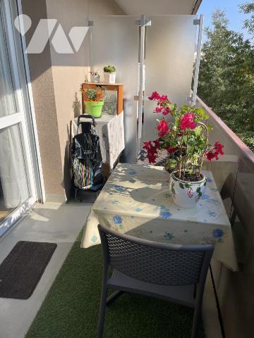 Appartement de type 2 avec balcon et parking.