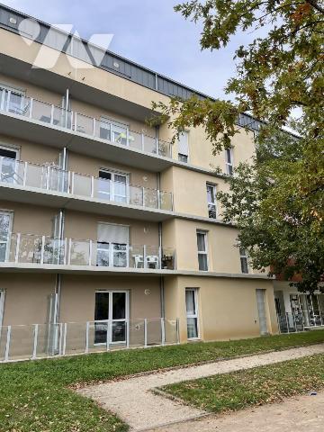 Appartement de type 2 avec balcon et parking.