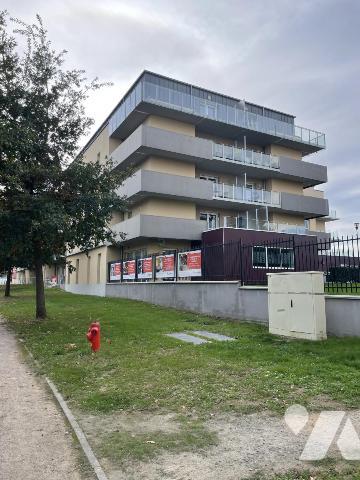 Appartement de type 2 avec balcon et parking.