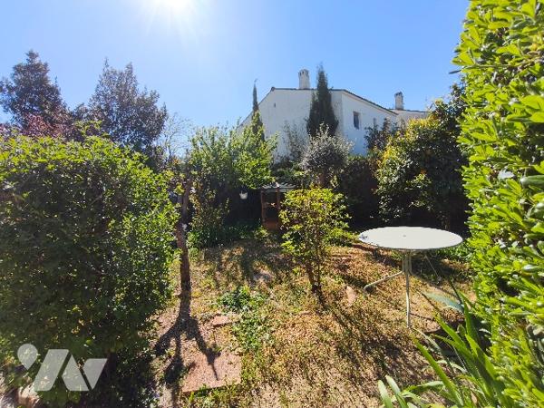 RAPHELE LES ARLES,                                      
Dans secteur calme en fond d'impasse,...