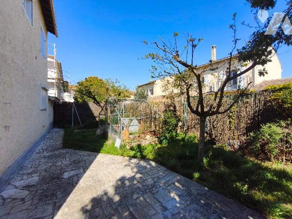 RAPHELE LES ARLES,                                      
Dans secteur calme en fond d'impasse,...