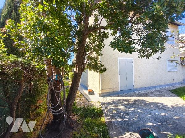 RAPHELE LES ARLES,                                      
Dans secteur calme en fond d'impasse,...
