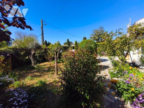 RAPHELE LES ARLES,                                      
Dans secteur calme en fond d'impasse,...