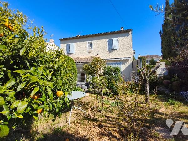 RAPHELE LES ARLES,                                      
Dans secteur calme en fond d'impasse,...