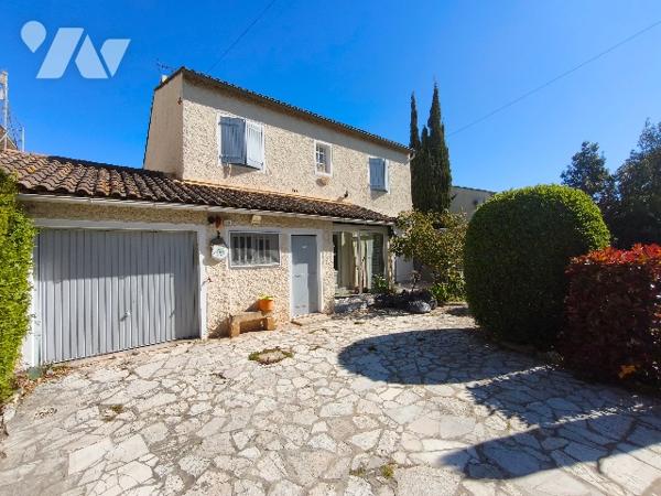 RAPHELE LES ARLES,                                      
Dans secteur calme en fond d'impasse,...
