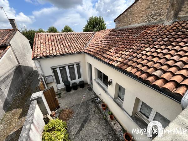 Vente Maison de village - 131m² - 5 pièces - Cour et garage - BOUTIERS SAINT TROJAN